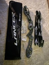 Right Handed Recurve Bow , Mint Condition With Case , Arrows,arrow Rest ,quiver