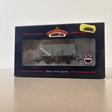 Bachmann 37-450D 16T Mineral Wagon Riveted Doors, Grey