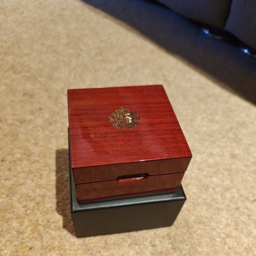 Royal mint case - mint, capsule