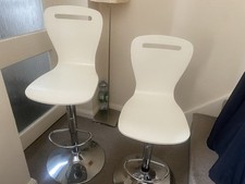Tulip White Bar Stools. Very Good Condition. Set of 2