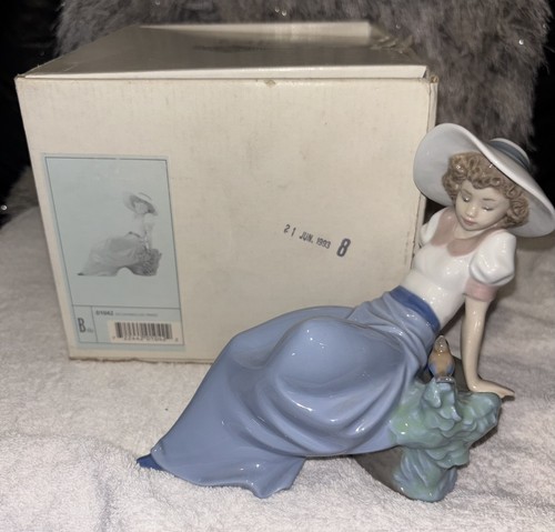 Nao lladro listening - by,