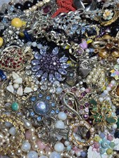 JOB LOT BROKEN VINTAGE COSTUME JEWELLERY SPARE REPAIR HARVEST CRAFTS 2kg