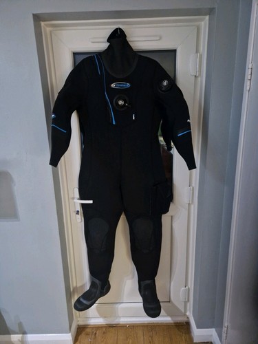 Ladies scuba diving - ladies,