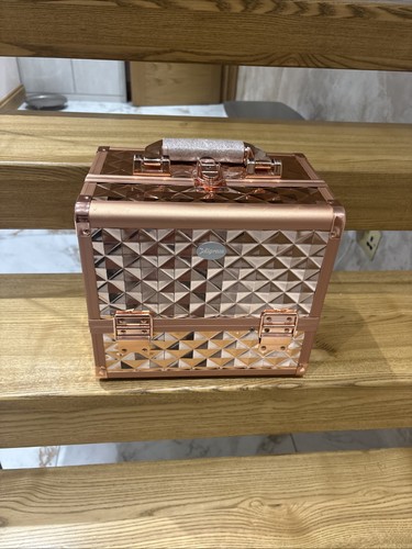 Rose gold aluminum makeup - gold,