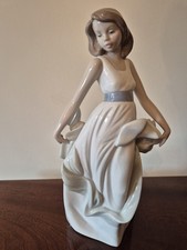 Nao Young Woman Figurine Porcelain. Excellent Condition No Box Perfect Gift