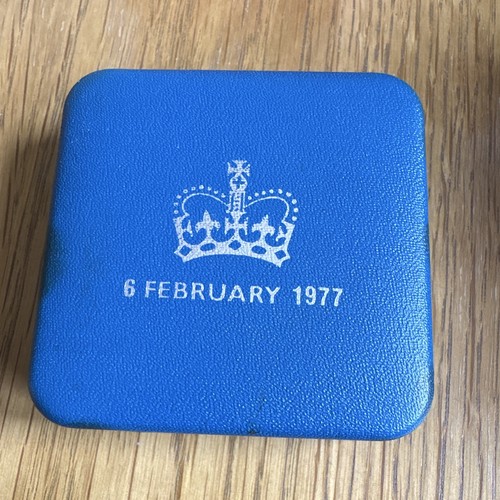 Royal mint 1977 queen - royal,
