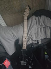 Squier Sonic Stratocaster HSS MN, Black + Fender Frontman 20G Guitar Amp