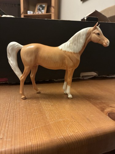 Beswick palomino horse - palomino,