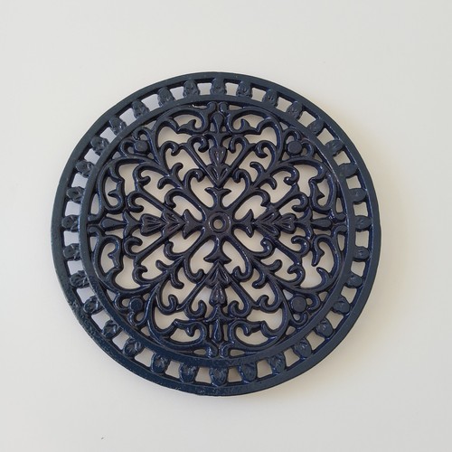 Cast iron trivet round dark - ​cast,