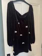 BEAUTIFUL BLACK VELVET SWEETHEART NECKLINE MINI DRESS WITH BOW DETAIL SIZE L