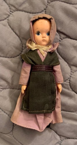 Adorable amish plastic girl - 5",