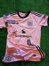 Man United Kids Pink Full Kit Age 9-10 New with Tags