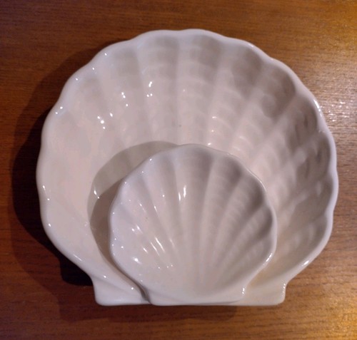 Chip dip divided shell - &,
