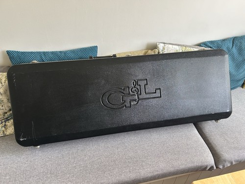 Guitar hard case - hard, fits