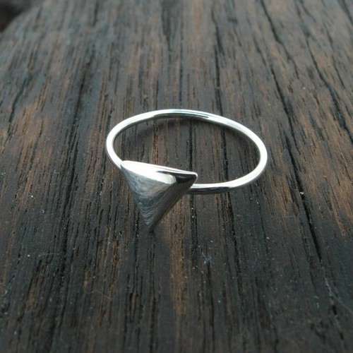 Solid pyramid triangle ring - solid,