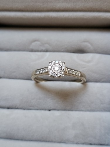 Beautiful 9ct gold diamond - beautiful,