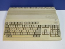 vintage COMMODORE AMIGA A500 PLUS VIDEO COMPUTER SYSTEM GAME CONSOLE powers on