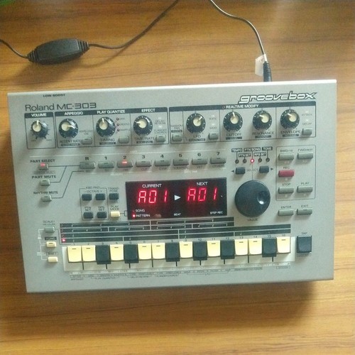 Roland 303 groovebox - roland, mc-303