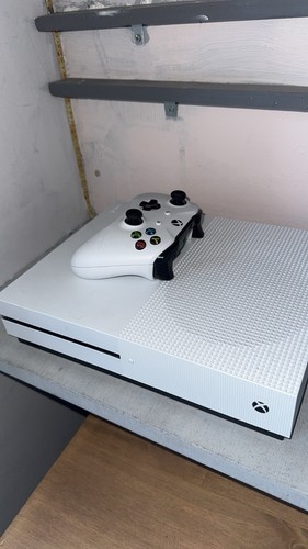 Xbox one great condition - s,