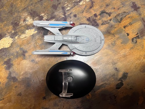 Eaglemoss star trek uss titan - eaglemoss,