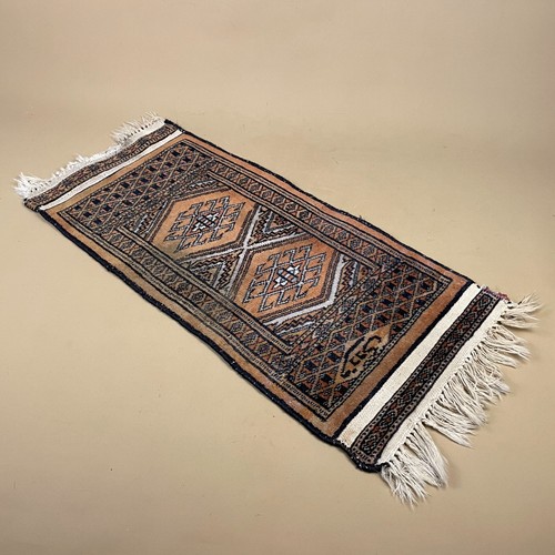 Small tabletop rug table - small,