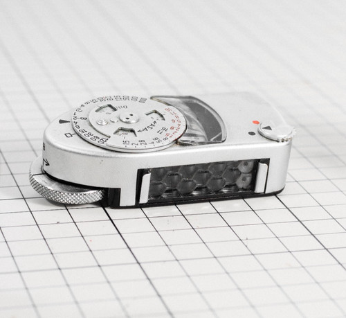 Leica meter reacts to - mc,