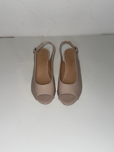 Beige patent leather peep toe