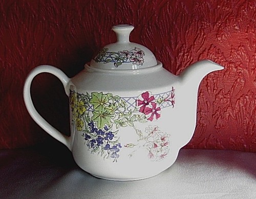 Wade ringtons tea pot - wade, floral