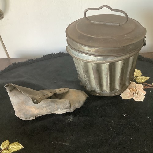 Antique jelly mold tin - jelly, lid
