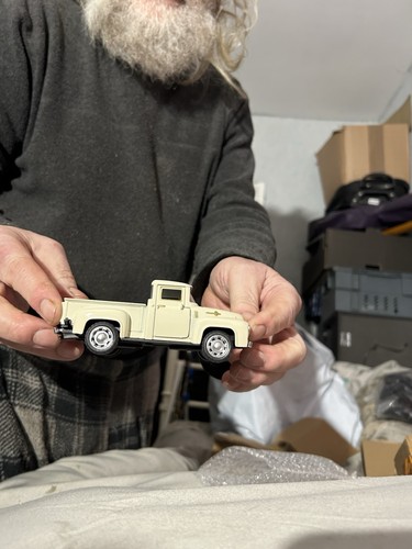White die cast american truck - white,