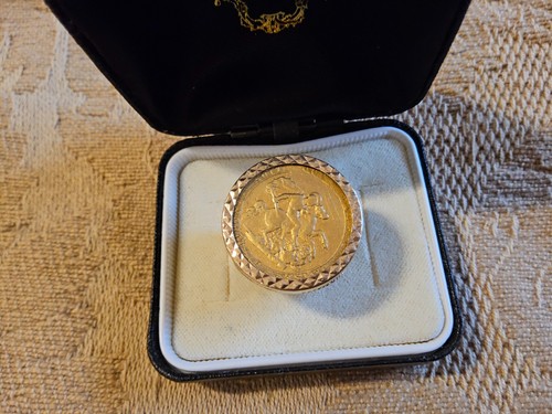 Full gold sovereign ring with - ring,