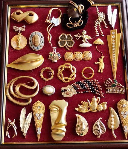 Vintage gold tone brooches - tone,