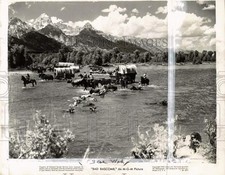 1946 Press Photo Mormon caravan of covered wagons cross a river in "Bad Bascomb"