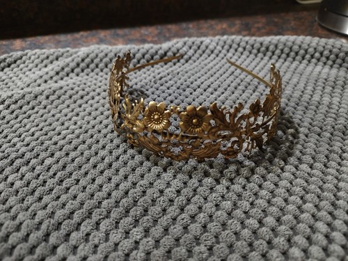 Vintage gold tone leaf - tone,
