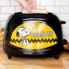 Uncanny Brands Peanuts Snoopy