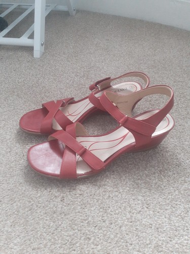 Pavers red sandals - size, 8
