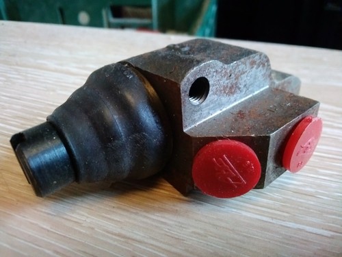 Brake cylinder front right - front,