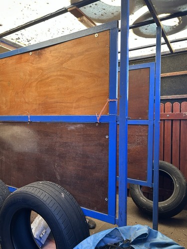 Ton horsebox with 2 wooden - ton,