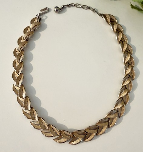 Vintage trifari gold tone - gold,