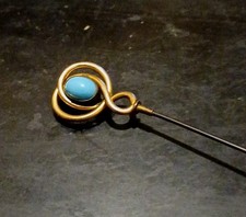 ANTIQUE STICK PIN,YELLOW METAL ART NOUVEAU TYPE KNOT, PALE-MED BLUE STONE, 22 CM