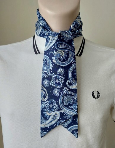 Navy blue paisley - navy, neck