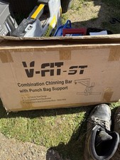 V FIT pull Up Bar And Punch