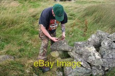 Photo 6x4 A Keeper resets a