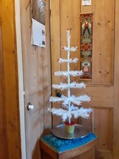 VINTAGE FEATHER STYLE CHRISTMAS TREE IN WHITE. 3 ft. 33 inch TALL. RED BERRIES.