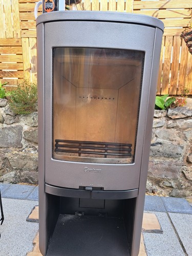 Freestanding log burner - log,