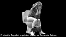 MM113 Girl on Toilet 1:76