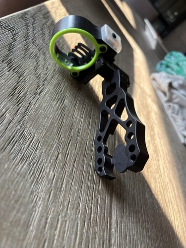 Black gold pin sight - gold,