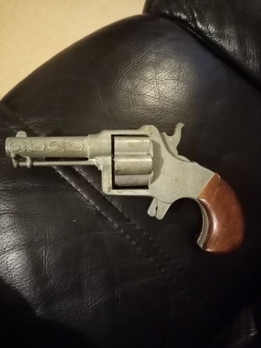 Vintage small toy - small, pistol