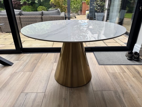 Dining table with - , round