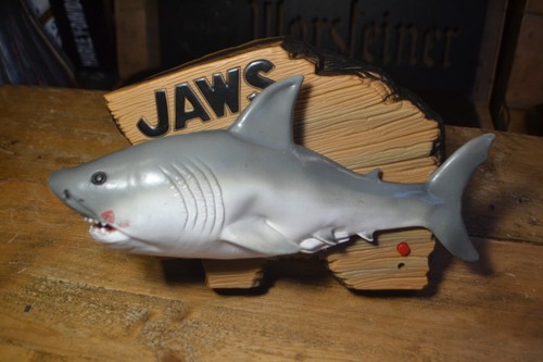 Gemmy jaws big - big, mouth